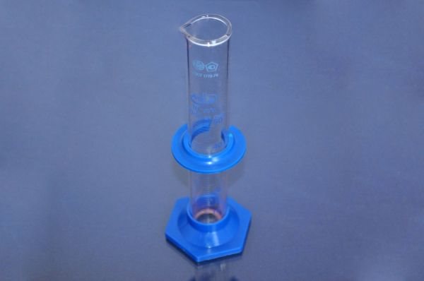 Цилиндр мерный  3-25-2 с носиком, на пластиковом основании